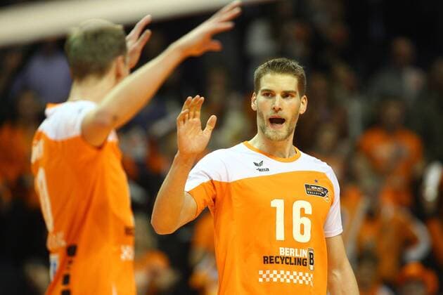 Berlin, Deutschland, 29.11.2014: Volleyball Bundesliga 2014 2015 - BR Volleys - SVG Lueneburg. Jubel v.li. Sebastian Kühner Kuehner (BR Volleys 10), b16