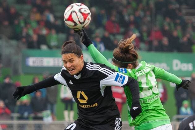v.li.: Dzsenifer Marozsan (1. FFC Frankfurt), Vanessa Bernauer (VfL Wolfsburg) im Kopfballduell, Kopfball, Zweikampf , Fussball, Allianz Frauen-Bundesliga, VfL Wolfsburg - 1. FFC Frankfurt, xobx