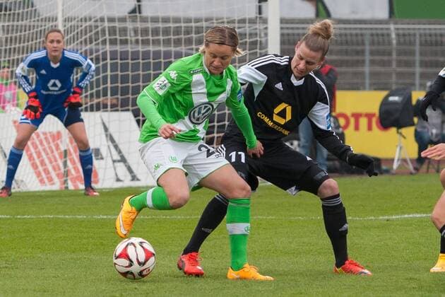 v.li.: Martina Müller (VfL Wolfsburg), Simone Laudehr (1. FFC Frankfurt) im Zweikampf, Fussball, Allianz Frauen-Bundesliga, VfL Wolfsburg - 1. FFC Frankfurt, xobx