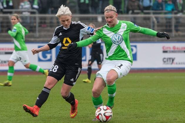 v.li.: Jessica Fishlock (1. FFC Frankfurt), Alexandra Popp (VfL Wolfsburg) im Zweikampf, Fussball, Allianz Frauen-Bundesliga, VfL Wolfsburg - 1. FFC Frankfurt, xobx