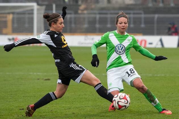 v.li.: Veronica Boquete (1. FFC Frankfurt), Vanessa Bernauer (VfL Wolfsburg) im Zweikampf, Fussball, Allianz Frauen-Bundesliga, VfL Wolfsburg - 1. FFC Frankfurt, xobx