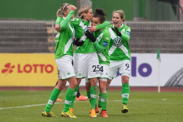 v.li.: Wolfsburger Jubel über das 1:0 von Martina Müller (VfL Wolfsburg, 2.v.l.) mit Torjubel, Jubel, Freude über das Tor, Fussball, Allianz Frauen-Bundesliga, VfL Wolfsburg - 1. FFC Frankfurt, xobx