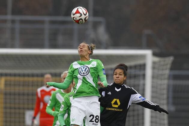30.11.2014, VfL Stadion am Elsterweg, Wolfsburg, Frauenfussball Ligaspiel, 1. Liga, VfL Wolfsburg vs 1. FFC Frankfurt, im Bild Lena Goessling (28, VfL Wolfsburg, li.) im Kopfballduell mit Celia Sasic (9, 1. FFC Frankfurt) VfL Wolfsburg vs 1. FFC Frankfurt