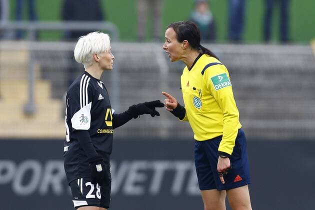 30.11.2014, VfL Stadion am Elsterweg, Wolfsburg, Frauenfussball Ligaspiel, 1. Liga, VfL Wolfsburg vs 1. FFC Frankfurt, im Bild Jessica Fishlock (28, 1. FFC Frankfurt) diskutiert mit Schiedsrichterin Inka Mueller-Schmaeh VfL Wolfsburg vs 1. FFC Frankfurt