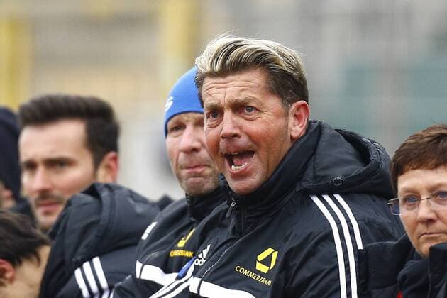 30.11.2014, VfL Stadion am Elsterweg, Wolfsburg, Frauenfussball Ligaspiel, 1. Liga, VfL Wolfsburg vs 1. FFC Frankfurt, im Bild Colin Bell (Trainer, 1. FFC Frankfurt) ist veraergert und gibt lautstark Anweisungen VfL Wolfsburg vs 1. FFC Frankfurt