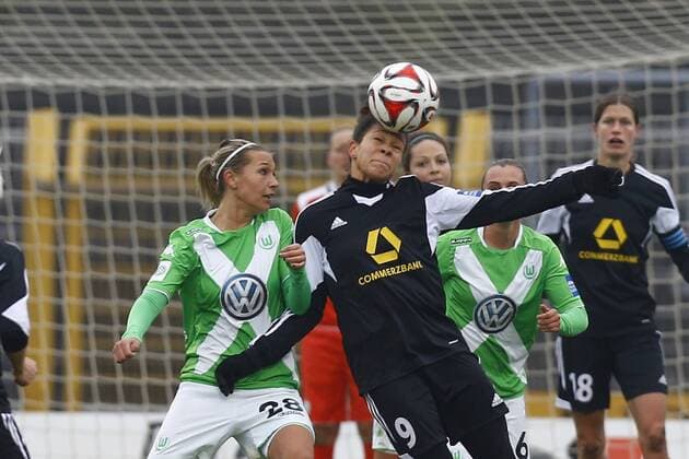 30.11.2014, VfL Stadion am Elsterweg, Wolfsburg, Frauenfussball Ligaspiel, 1. Liga, VfL Wolfsburg vs 1. FFC Frankfurt, im Bild Lena Goessling (28, VfL Wolfsburg, li.) im Kopfballduell mit Celia Sasic (9, 1. FFC Frankfurt) VfL Wolfsburg vs 1. FFC Frankfurt