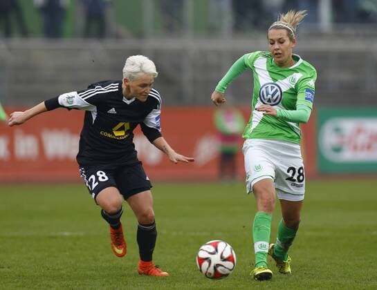 30.11.2014, VfL Stadion am Elsterweg, Wolfsburg, Frauenfussball Ligaspiel, 1. Liga, VfL Wolfsburg vs 1. FFC Frankfurt, im Bild Jessica Fishlock (28, 1. FFC Frankfurt, li.) im Zweikampf mit Lena Goessling (28, VfL Wolfsburg) VfL Wolfsburg vs 1. FFC Frankfurt
