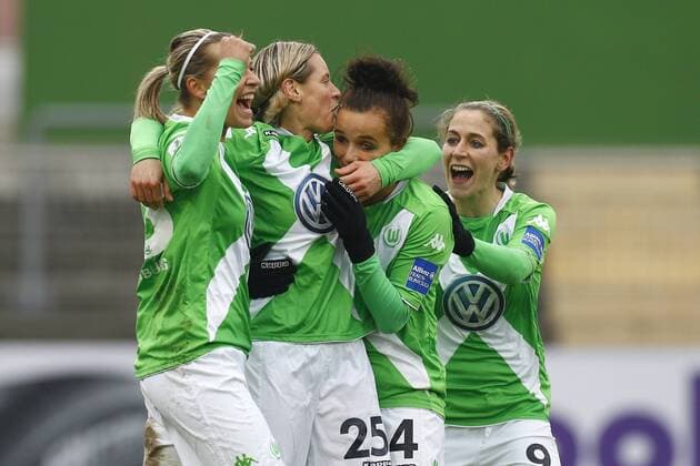 30.11.2014, VfL Stadion am Elsterweg, Wolfsburg, Frauenfussball Ligaspiel, 1. Liga, VfL Wolfsburg vs 1. FFC Frankfurt, im Bild Lena Goessling (28, VfL Wolfsburg, li.) jubelt zusammen mit der Torschuetzin Martina Mueller (25, VfL Wolfsburg), Lina Magull (14, VfL Wolfsburg) und Anna Blaesse (9, VfL Wolfsburg) nach dem Tor zum 1:0 fuer Wolfsburg. Martina Mueller (25, VfL Wolfsburg) gibt Lina Magull (14, VfL Wolfsburg) einen Kuss VfL Wolfsburg vs 1. FFC Frankfurt