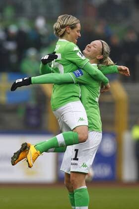 30.11.2014, VfL Stadion am Elsterweg, Wolfsburg, Frauenfussball Ligaspiel, 1. Liga, VfL Wolfsburg vs 1. FFC Frankfurt, im Bild Die Torschuetzin zum 1:0 fuer Wolfsburg, Martina Mueller (25, VfL Wolfsburg), springt Alexandra Popp (11, VfL Wolfsburg) in die Arme VfL Wolfsburg vs 1. FFC Frankfurt