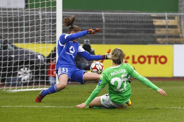 30.11.2014, VfL Stadion am Elsterweg, Wolfsburg, Frauenfussball Ligaspiel, 1. Liga, VfL Wolfsburg vs 1. FFC Frankfurt, im Bild Anke Preuss (31, 1. FFC Frankfurt, li.) kann das 1:0 fuer Wolfsburg durch Martina Mueller (25, VfL Wolfsburg) nicht verhindern VfL Wolfsburg vs 1. FFC Frankfurt