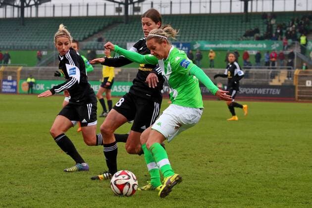 Aus Frauen BL Saison 2014 2015 VfL Wolfsburg gegen den 1. FFC Frankfurt am 30.11.2014. Im Foto: VfL Spielerin Lena Goeßling 28 gegen FFC Spielerin und Kpt. Kerstin Gerefrekes 18