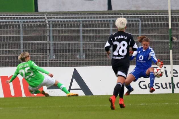 Aus Frauen BL Saison 2014 2015 VfL Wolfsburg gegen den 1. FFC Frankfurt am 30.11.2014. Im Foto: VfL Spielerin Martina Müller 25 gegen FFC TW Anke Preuß 31 zum 1:0