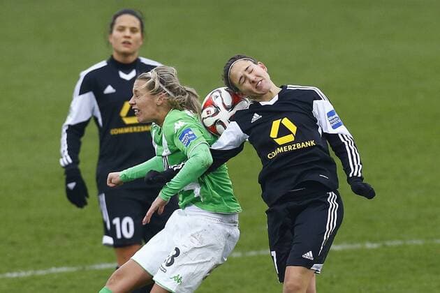 30.11.2014, VfL Stadion am Elsterweg, Wolfsburg, Frauenfussball Ligaspiel, 1. Liga, VfL Wolfsburg vs 1. FFC Frankfurt, im Bild Lena Goessling (28, VfL Wolfsburg, li.) im Kopfballduell mit Veronica Boquete Giadans (7, 1. FFC Frankfurt) VfL Wolfsburg vs 1. FFC Frankfurt