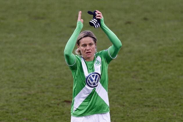 30.11.2014, VfL Stadion am Elsterweg, Wolfsburg, Frauenfussball Ligaspiel, 1. Liga, VfL Wolfsburg vs 1. FFC Frankfurt, im Bild Martina Mueller (25, VfL Wolfsburg) verlaesst das Spielfeld und applaudiert den Zuschauern VfL Wolfsburg vs 1. FFC Frankfurt