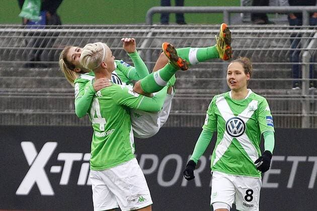 30.11.2014, VfL Stadion am Elsterweg, Wolfsburg, Frauenfussball Ligaspiel, 1. Liga, VfL Wolfsburg vs 1. FFC Frankfurt, im Bild Nilla Fischer (4, VfL Wolfsburg) hat Luisa Wensing (2, VfL Wolfsburg) nach dem Sieg auf dem Arm und feiert mit Babett Peter (8, VfL Wolfsburg) VfL Wolfsburg vs 1. FFC Frankfurt
