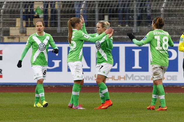 30.11.2014, VfL Stadion am Elsterweg, Wolfsburg, Frauenfussball Ligaspiel, 1. Liga, VfL Wolfsburg vs 1. FFC Frankfurt, im Bild Babett Peter (8, VfL Wolfsburg, li.), Caroline Graham Hansen (26, VfL Wolfsburg), Isabel Kerschowski (27, VfL Wolfsburg) und Vanessa Bernauer (18, VfL Wolfsburg) feiern den Sieg gegen Frankfurt VfL Wolfsburg vs 1. FFC Frankfurt