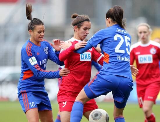 GER, 1.Bundesliga, Frauen, FF USV Jena vs Turbine Potsdam 30.11.14, Jena, Ernst-Abbe-Sportfeld, GER, Allianz Frauen Bundesliga 1.Bundesliga, Frauen, Saison 2014 2015, 11.Spieltag, FF USV Jena vs 1.FFC Turbine Potsdam im Bild Amber Hearn und Ivana Rudelic (Jena) gegen Natasa Andonova (Potsdam)