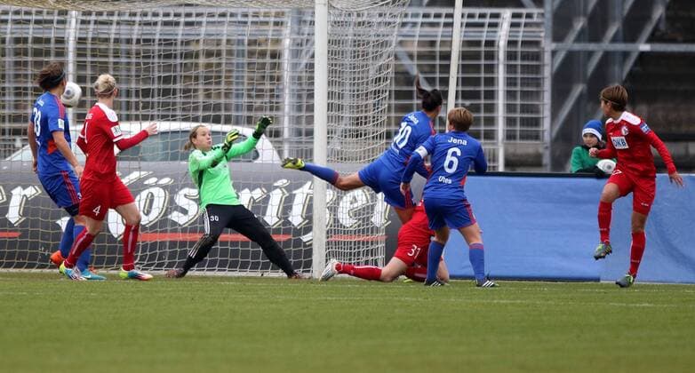 GER, 1.Bundesliga, Frauen, FF USV Jena vs Turbine Potsdam 30.11.14, Jena, Ernst-Abbe-Sportfeld, GER, Allianz Frauen Bundesliga 1.Bundesliga, Frauen, Saison 2014 2015, 11.Spieltag, FF USV Jena vs 1.FFC Turbine Potsdam im Bild Torhüterin Stenia Michel (Jena) machtlos, Tor zum 0:1 durch Natasa Andonova (Potsdam)