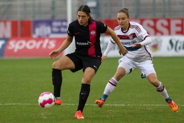 v.li.: Charline Hartmann (SGS Essen), Gina Lewandowski (Bayern München), Fussball, Allianz Frauen-Bundesliga, SGS Essen - FC Bayern München, xozx