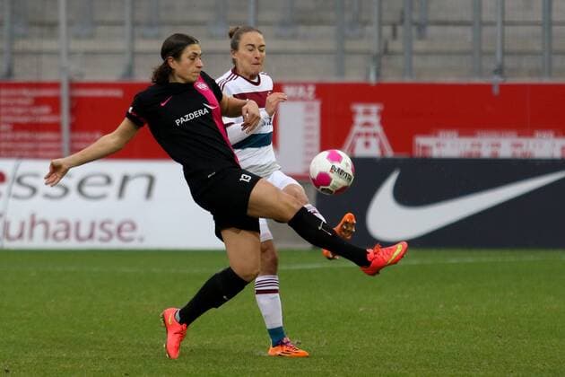 v.li.: Charline Hartmann (SGS Essen), Gina Lewandowski (Bayern München), Zweikampf, Duell, duel, tackle, Dynamik, Action, Aktion, Fussball, Allianz Frauen-Bundesliga, SGS Essen - FC Bayern München, xozx