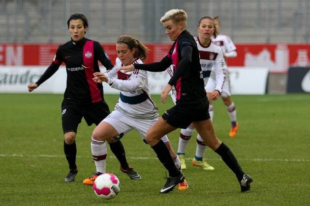 v.li.: Sara Doorsoun (SGS Essen), Katharina Baunach (Bayern München), Sarah Freutel (SGS Essen), Zweikampf, Duell, duel, tackle, Dynamik, Action, Aktion, Fussball, Allianz Frauen-Bundesliga, SGS Essen - FC Bayern München, xozx
