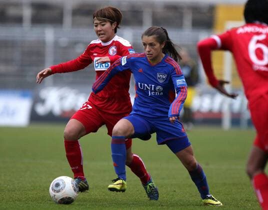 GER, 1.Bundesliga, Frauen, FF USV Jena vs Turbine Potsdam 30.11.14, Jena, Ernst-Abbe-Sportfeld, GER, Allianz Frauen Bundesliga 1.Bundesliga, Frauen, Saison 2014 2015, 11.Spieltag, FF USV Jena vs 1.FFC Turbine Potsdam im Bild Iva Landeka (Jena) gegen Asano Nagasato (Potsdam)