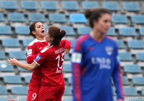 GER, 1.Bundesliga, Frauen, FF USV Jena vs Turbine Potsdam 30.11.14, Jena, Ernst-Abbe-Sportfeld, GER, Allianz Frauen Bundesliga 1.Bundesliga, Frauen, Saison 2014 2015, 11.Spieltag, FF USV Jena vs 1.FFC Turbine Potsdam im Bild Torjubel Natasa Andonova und Inka Wesely (Potsdam) nach dem Tor zum 2:2 Ausgleich