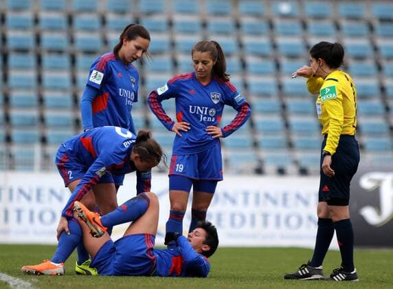 GER, 1.Bundesliga, Frauen, FF USV Jena vs Turbine Potsdam 30.11.14, Jena, Ernst-Abbe-Sportfeld, GER, Allianz Frauen Bundesliga 1.Bundesliga, Frauen, Saison 2014 2015, 11.Spieltag, FF USV Jena vs 1.FFC Turbine Potsdam im Bild Abby Erceg (Jena) verletzt am Boden