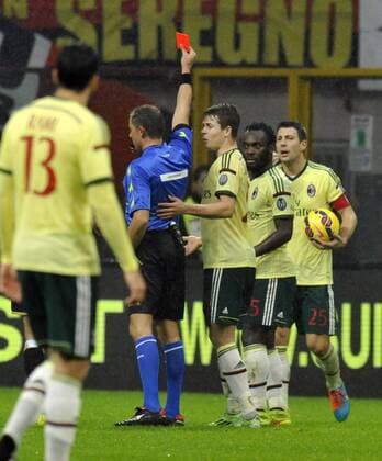 Aktuell Fußball, Italien, AC Mailand - Udinese Calcio IPP20141130 Football - soccer: Serie A, AC Mailand - Udinese Calcio, Referee paolo valeri, Michael essien xHOCHxZWEIx xItalyxPhotoxPressx 