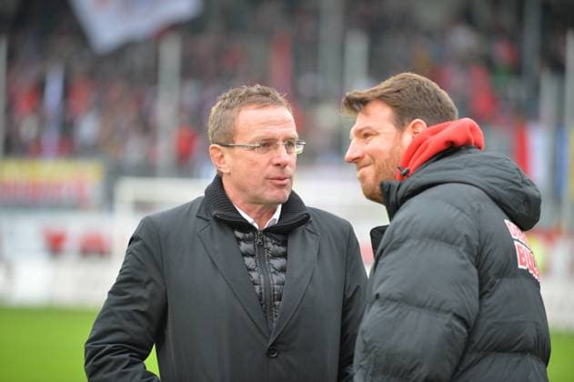 30.11.2014, SV Sandhausen vs. RB Leipzig Sportdirektor des RB Leipzig,Ralf Rangnick im Gespräch mit dem Teampsychologen Philipp Laux. - ksp