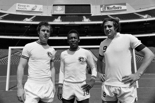 Fussball NASL Saison USA 1977 01.05.1977 Franz BECKENBAUER (links), PELE (Mitte) und Giorgio CHINAGLIA (rechts, alle Cosmos New York)