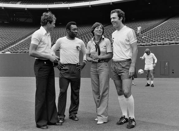 Fussball NASL Saison USA 1977, v.li.: Christian NEUREUTHER (BR Deutschland), PELE (Cosmos New York), Rosi MITTERMAIER (BR Deutschland), Franz BECKENBAUER (Cosmos New York) im Giants Stadion 01.08.1977
