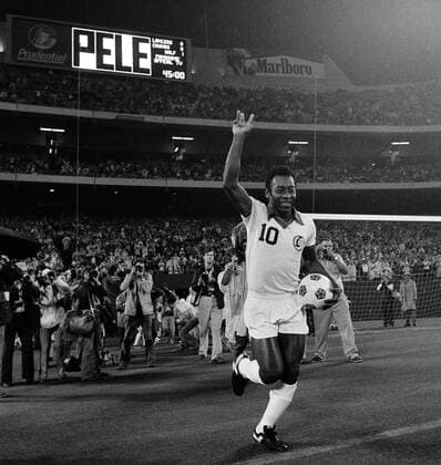 Fussball NASL Saison USA 1977 Cosmos New York - Rochester Lancers 24.08.1977 PELE (Cosmos) läuft in das Stadion ein.