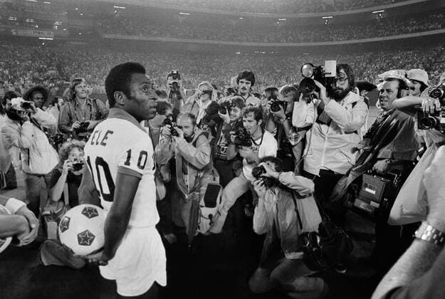 Fussball NASL Saison USA 1977 Cosmos New York - Rochester Lancers 24.08.1977 PELE (Cosmos) mit Ball vor dem Spiel von Fotografen umlagert.