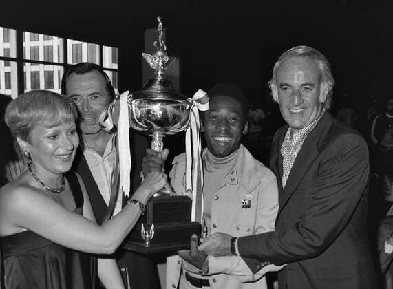 Fussball NASL Saison USA 1977 Soccer Bowl 1977 Cosmos New York - Seattle Sounders 28.08.1977 Die Ehefrau von Pele Rose (li), Pele (2.v.re) und Steve Ross (re, Gründer von New York Cosmos) mit dem Siegespokal.