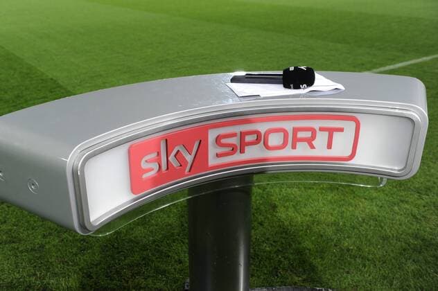ein sky Mikrofon liegt auf einem Moderatorenpult,Feature,Symbolfoto,Pay TV Sender,Fernsehsender,Bezahlfernsehen. SC Freiburg (FR)-VFB Stuttgart (S) 1-4. Fussball,Liga 1,1. Bundesliga,Spieltag13, 13.Spieltag am 28.11.2014. Schwarzwald Stadion.
