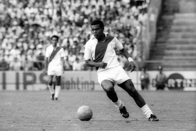 Weltmeisterschaft Vorrunde, Peru - Marokko in Leon: Teofilo Cubillas (Peru) am Ball