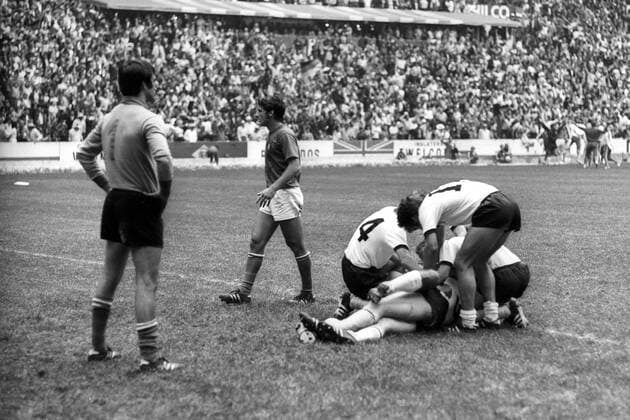 Weltmeisterschaft Halbfinale, Italien - BR Deutschland in Mexiko-Stadt: Deutsche bejubeln den Treffer zum 1:1, li.: Torwart Enrico Albertosi, mi.: Mario Bertini (beide Italien)