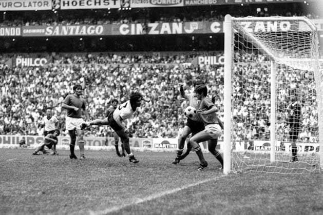 Weltmeisterschaft Halbfinale, Italien - BR Deutschland in Mexiko-Stadt: Gerd Müller (mi., BRD) trifft gegen Torwart Enrico Albertosi (li.hi.) und Gianni Rivera (beide Italien) zum 3:3