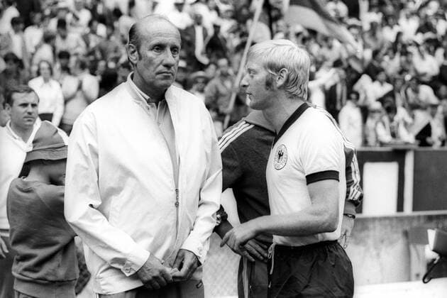 Weltmeisterschaft Halbfinale, Italien - BR Deutschland in Mexiko-Stadt: Bundestrainer Helmut Schön (li.) und Karl-Heinz Schnellinger (beide BRD)
