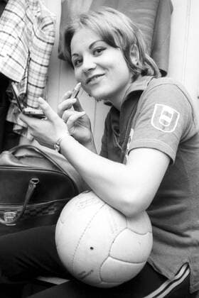 Edith Grabmaier (FC Bayern München) schminkt sich in der Umkleidekabine