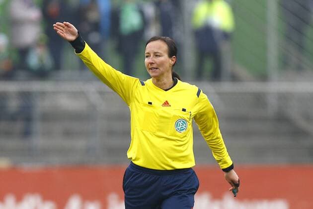 30.11.2014, VfL Stadion am Elsterweg, Wolfsburg, Frauenfussball Ligaspiel, 1. Liga, VfL Wolfsburg vs 1. FFC Frankfurt, im Bild Schiedsrichterin Inka Mueller-Schmaeh zeigt die Spielrichtung an VfL Wolfsburg vs 1. FFC Frankfurt