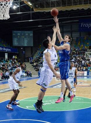 02.12.2014, xjhx, Basketball Eurochallenge, Frankfurt Skyliners - Okapi Aalstar, v.l.Ioana John Tofi (Okapi Aalstar), Johannes Voigtmann (Fraport Skyliners Frankfurt)
