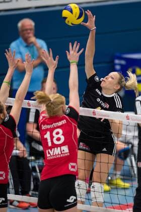 03.12.2014, Halle Berg Fidel, Münster Volleyball, DVV-Pokal Frauen, Viertelfinale, USC Münster Münster vs. SC Potsdam Block Doppelblock Wiebke Silge ( 12 Münster), Leonie Schwertmann ( 18 Münster) - Angriff Michala Kvapilova ( 4 Potsdam)