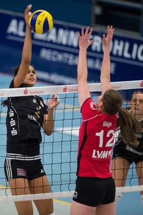 03.12.2014, Halle Berg Fidel, Münster Volleyball, DVV-Pokal Frauen, Viertelfinale, USC Münster Münster vs. SC Potsdam Angriff Kathy Radzuweit ( 2 Potsdam) - Block Wiebke Silge ( 12 Münster)