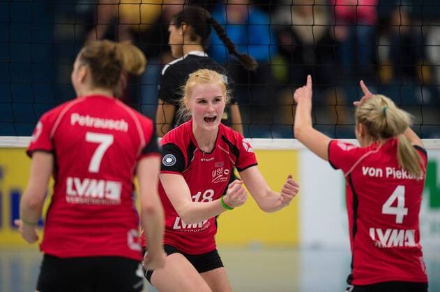 03.12.2014, Halle Berg Fidel, Münster Volleyball, DVV-Pokal Frauen, Viertelfinale, USC Münster Münster vs. SC Potsdam Jubel Sarah Petrausch ( 7 Münster), Leonie Schwertmann ( 18 Münster), Tess von Piekartz ( 4 Münster)