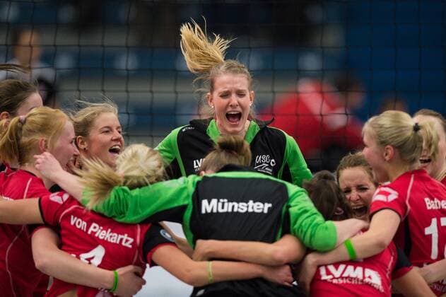 03.12.2014, Halle Berg Fidel, Muenster Volleyball, DVV-Pokal Frauen, Viertelfinale, USC Münster Muenster vs. SC Potsdam Jubel Muenster nach Matchball Sieg Julia Schaefer ( 16 Muenster)