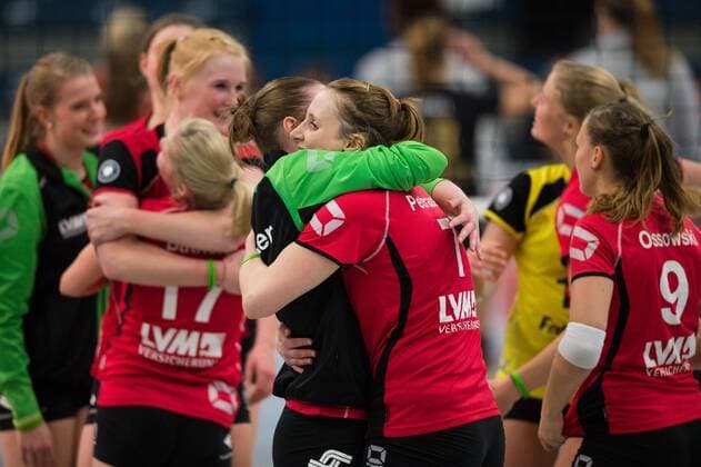 03.12.2014, Halle Berg Fidel, Muenster Volleyball, DVV-Pokal Frauen, Viertelfinale, USC Münster Muenster vs. SC Potsdam Jubel Muenster nach Matchball Sieg Sina Fuchs ( 6 Muenster), Sarah Petrausch ( 7 Muenster)