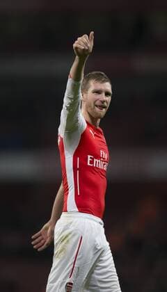 Aktuell FuÃŸball, England, Premier League, FC Arsenal - FC Southampton 03.12.2014. London, England. Premier League. Arsenal versus Southampton. Thumbs up from Arsenal s Per Mertesacker at the final whistle. xNigelxCookex  ActionPlus11580780