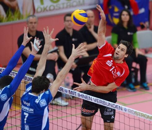 Volleyball 1. Bundesliga 2014 2015 TV Rottenburg - VfB Friedrichshafen 06.12.2014 Oliver Staab (re, TV Rottenburg) gegen Nicholas Vogel (li, VfB Friedrichshafen) 